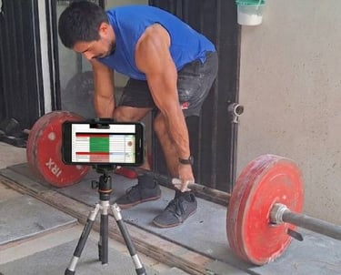 Una persona haciendo peso muerto mientras tiene su entrenamiento en el teléfono