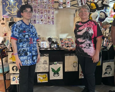 Vendedores de anime en un stand vendiendo artículos de anime, pins y prendas personalizadas de anime