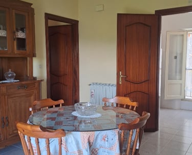 Sala comune della Dimora Giglio Bianco con tavolo