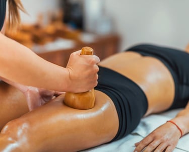 Tratamiento de recuperación postoperatoria con técnicas de drenaje linfático y masaje terapéutico.