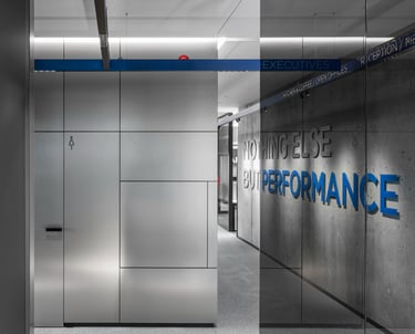 Modernus biuro interjeras Vilniuje, Manvesta, šlifuotas plienas, stiklas, betono siena su šūkiu