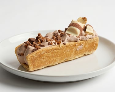 Le Menifeuille Bueno-Daim : création , feuilleté garni de mousse chocolat et éclats croustillants