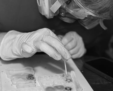 Atelier artisanale, femme qui créer des bijoux