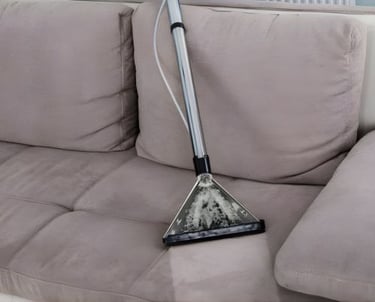 Limpando sofá com maquina profissional