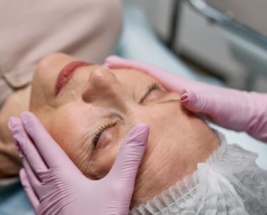 evaluación facial de calidad de piel durante la consulta de Medicina Estética