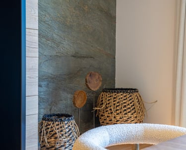 diseñadora de interiores en Val d’Aran detalle de interiorismo con materiales naturales y estilo ele