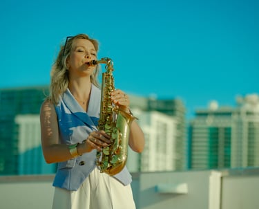 Saxophonistin in blauer Weste spielt live 