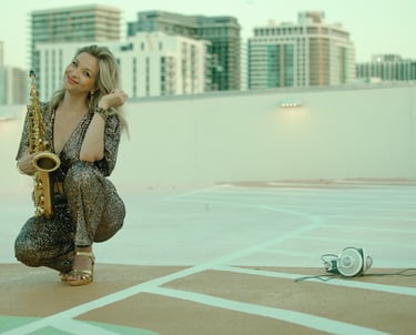 Saxophonistin und DJane München vor Hintergrund in Miami