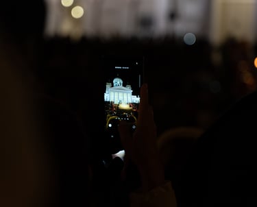 Yökuvaus kaupunkitapahtumassa puhelimen näytön kautta