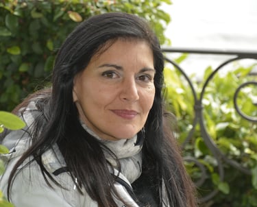 Clara Mennella brinda con un calice di vino durante un evento enogastronomico – Oltre i Fornelli