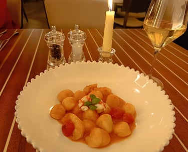 Gnocchi di pesce con pomodorini serviti al ristorante Sant’Andrea