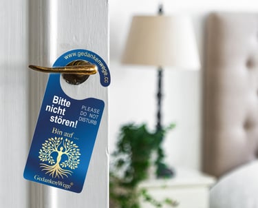 Der praktische Türanhänger signalisiert die Stimmung.