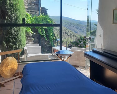 Espace de sonothérapie à Rosis dans l'Hérault avec table de soin et instruments