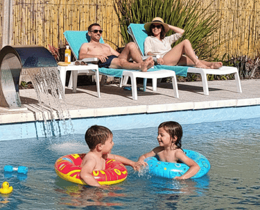 El Refugio - Huéspedes en piscina y parque4