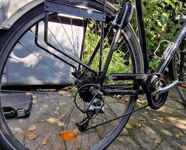 Fietsreparatie aan het achterband van een fiets in Amsterdam