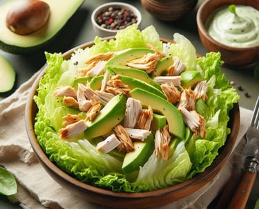 Salada de Alface Americana com Frango Desfiado e Abacate da VidaFit&Receitas  Delicie-se com uma exp