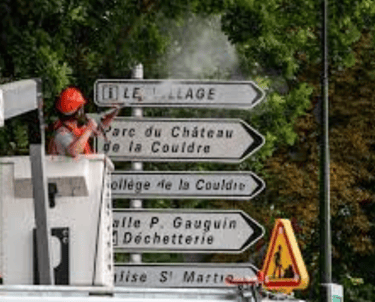 Nettoyage des panneaux de signalisation sin le noble, Valenciennes, Petite Forêt