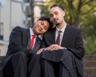"Pareja gay casada, un hombre asiático y un hombre español, sentados juntos disfrutando de su amor y unión."