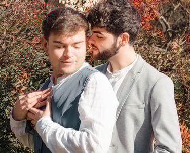 "Pareja gay casada en un parque, celebrando su amor y su boda en un ambiente tranquilo y romántico."