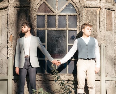 "Pareja gay casada en pose, caminando de la mano y celebrando su amor y unión."