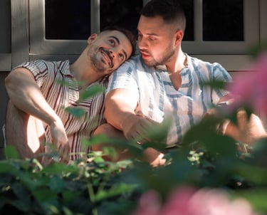 "Pareja gay casada, sentados y mirándose con cariño y protección, celebrando su amor y unión."