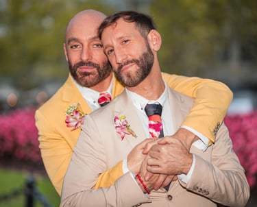 "Pareja gay casada abrazándose en Madrid, celebrando su amor y su boda."