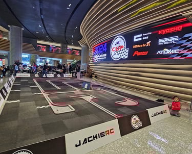 Coches de radiocontrol compitiendo en circuito profesional