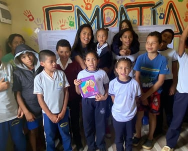 un grupo de niños con kits escolares