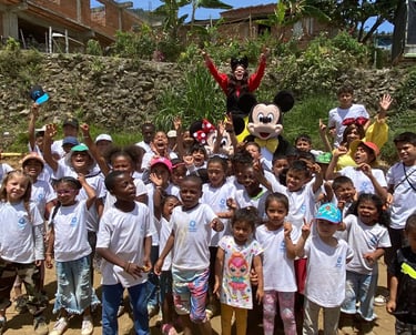 un grupo de niños con regalos