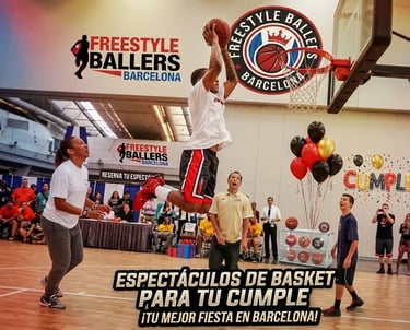 Jugador de baloncesto realizando un mate en un evento de Freestyle Ballers Barcelona. Espectáculos d