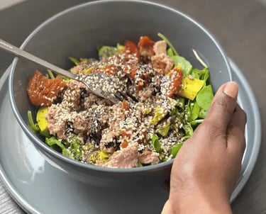 Salade Gourmande au Thon, Avocat et Graines de Sésame - Waidami Moovement -Nutritionniste Dakar