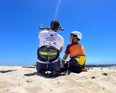 El instructor dando una clase de kitesurf individual en arena