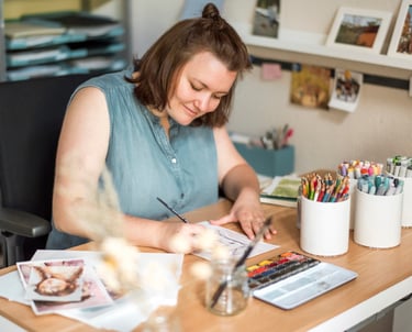 Sabrina ist mit Freude am Zeichnen