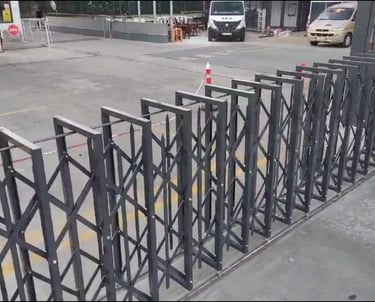 Akordiyon kapı Fabriknın önünde. Fabrikanın önündeki güvenlik kapısı