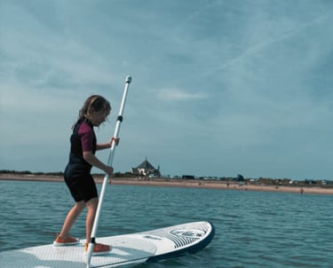 Enfants sur paddle devant la chapelle de Penvins, à proximité du camping La Grée