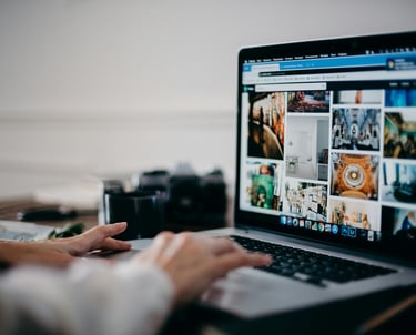 specialista che prepara sito web