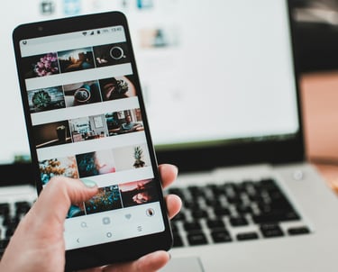 telefono che mostra il feed Instagram tra i servizi di social media dell'agenzia