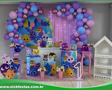 Decoração infantil tema Bolofofos com cores vibrantes e personagens fofos para uma festa divertida