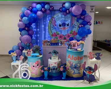 Decoração infantil tema Stitch com cores vibrantes, personagens divertidos e clima tropical