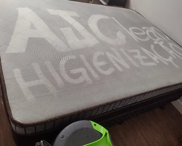 Colchão higienizado com marcação ilustrativa “Higienização” evidenciando remoção de sujeira e ácaros
