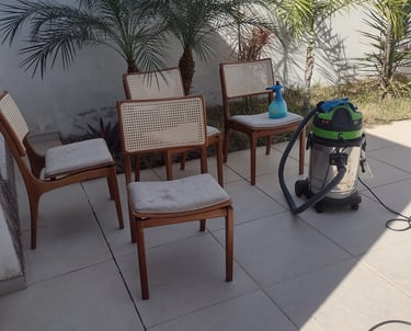 Higienização de cadeiras estofadas em Campinas: preparo com máquina extratora e pulverizador.