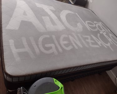 Colchão higienizado com marcação ilustrativa “Higienização” evidenciando remoção de sujeira e ácaros