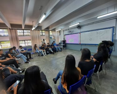 Gabriela Bechara Zilligministra uma palestra sobre acessibilidade digital em uma sala de aula