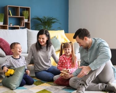 familia jugando en el salón de casa