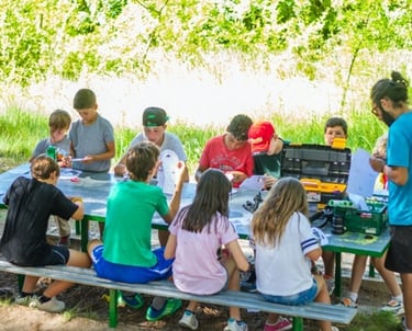 niños trabajando un taller educativo en plena naturalez