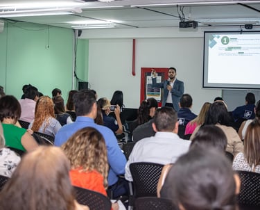 Instructor de capacitación explicando la cadena de seguridad de los datos personales.