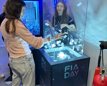 pessoas felizes brincando na cabine de mão 