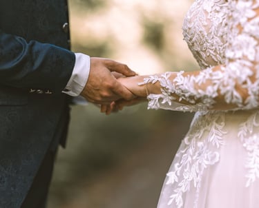 une mariée et un marié se tenant par la main lors d'une cérémonie de mariage