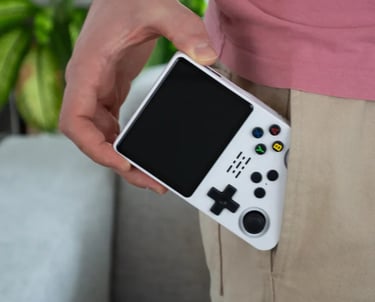 R36S retro konsolė labai maža ir telpa į kišenę