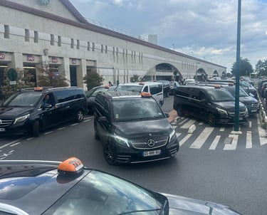 Plusieurs véhicules de transport Taxi Mercedez Classe V